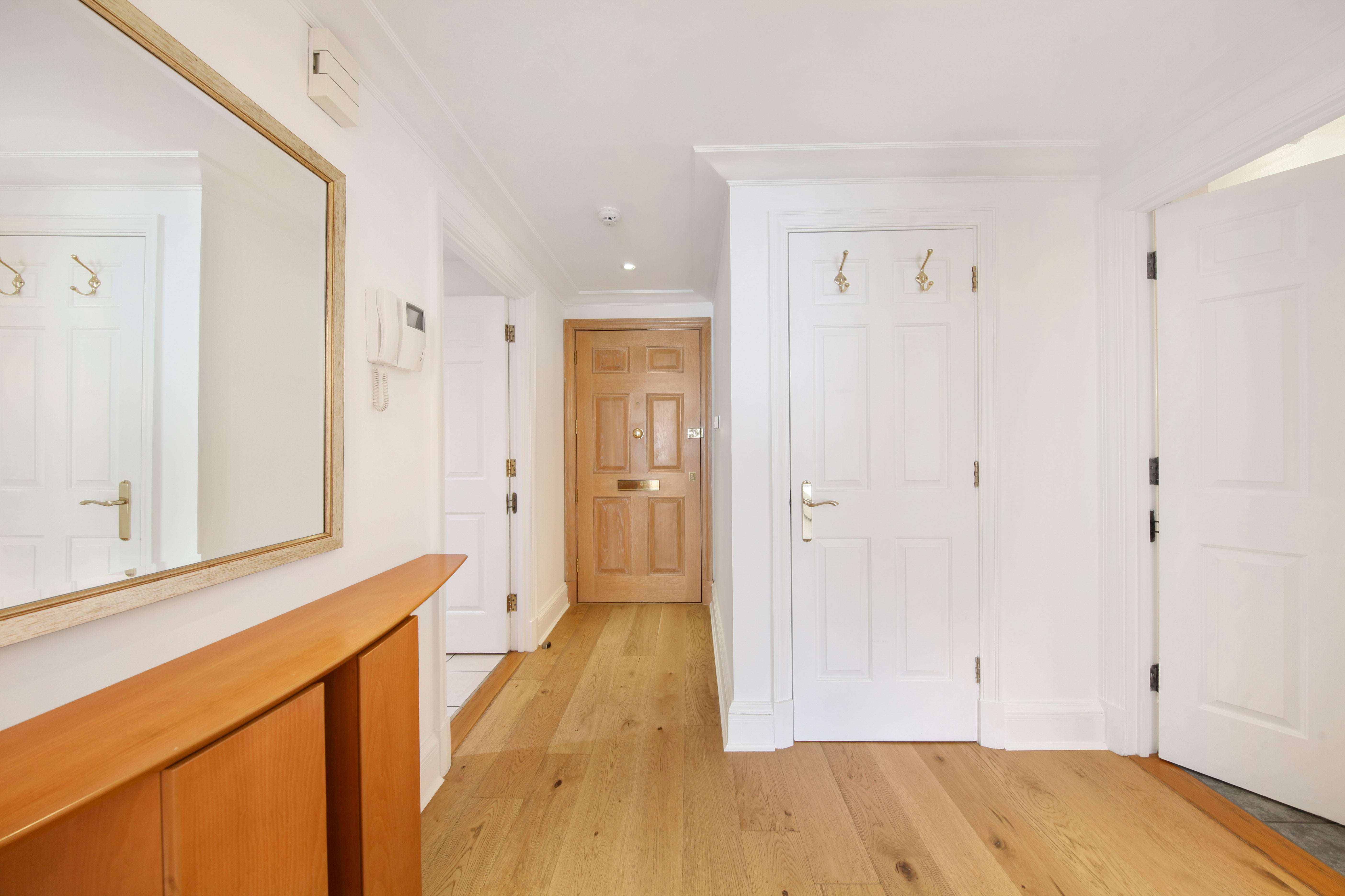 Flat Scarsdale Place in Greater London