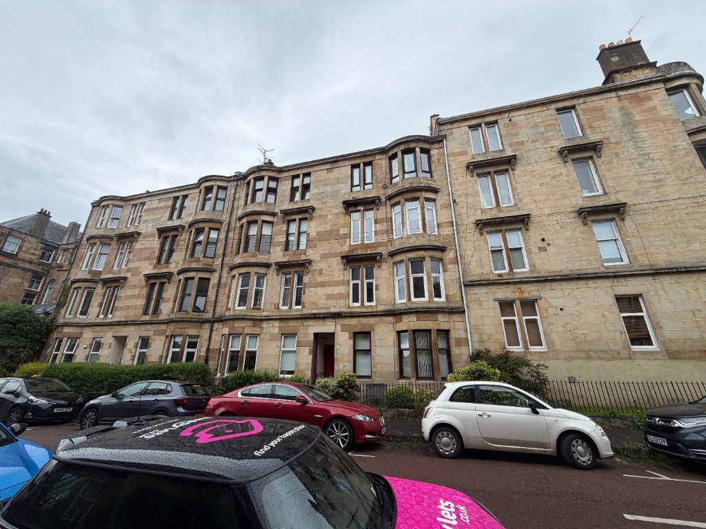 Room Dumbarton Road in Glasgow