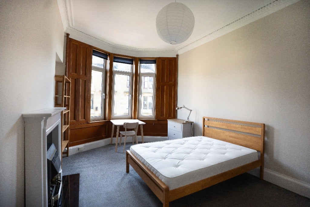 Room Dumbarton Road in Glasgow
