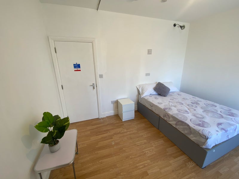 Room Springfield Road in Greater London