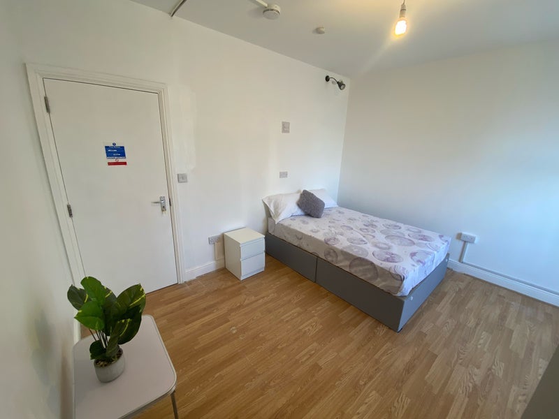 Room Springfield Road in Greater London