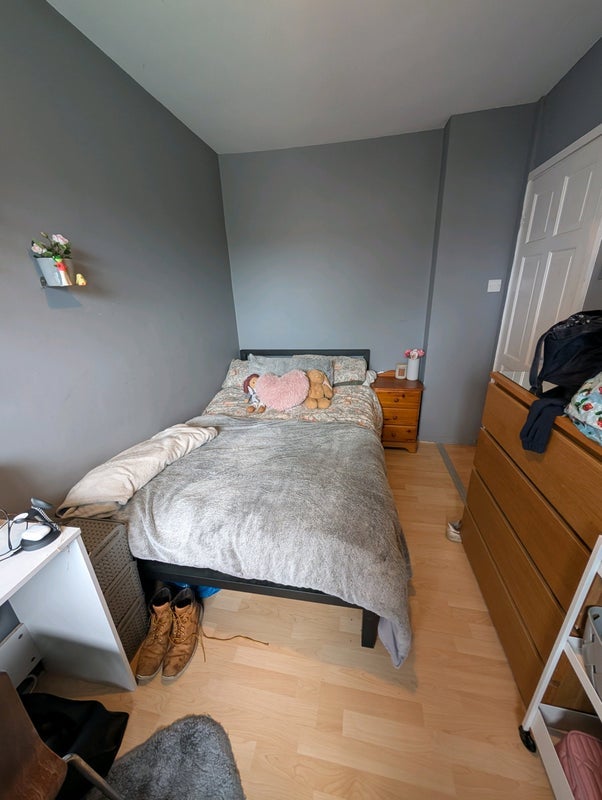 Room Field Road in Greater London