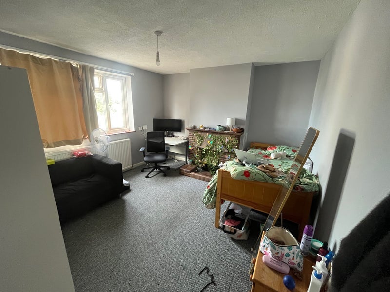Room Violet Lane in Greater London