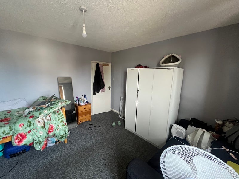 Room Violet Lane in Greater London
