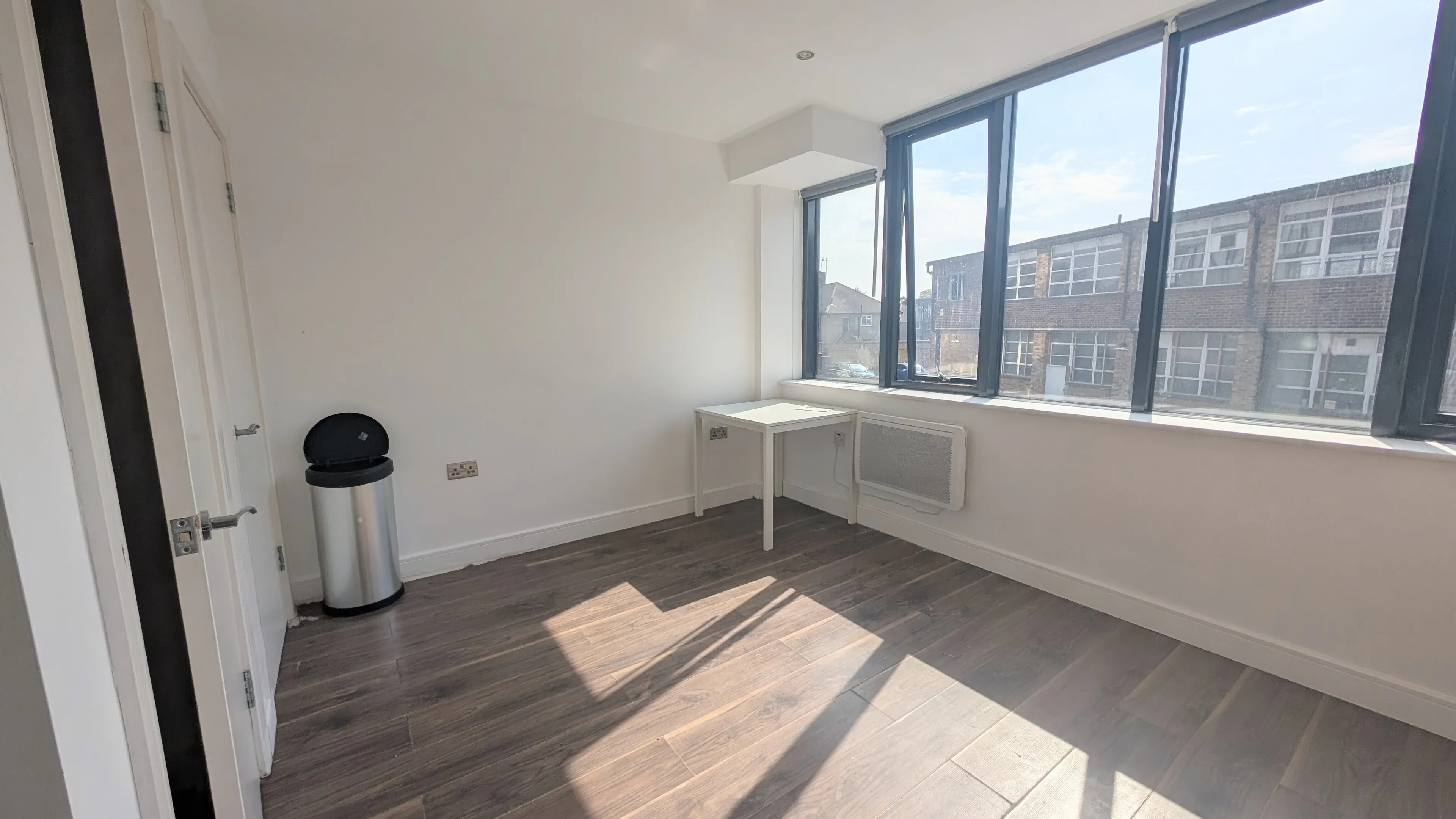 Flat Elmgrove Road in Greater London