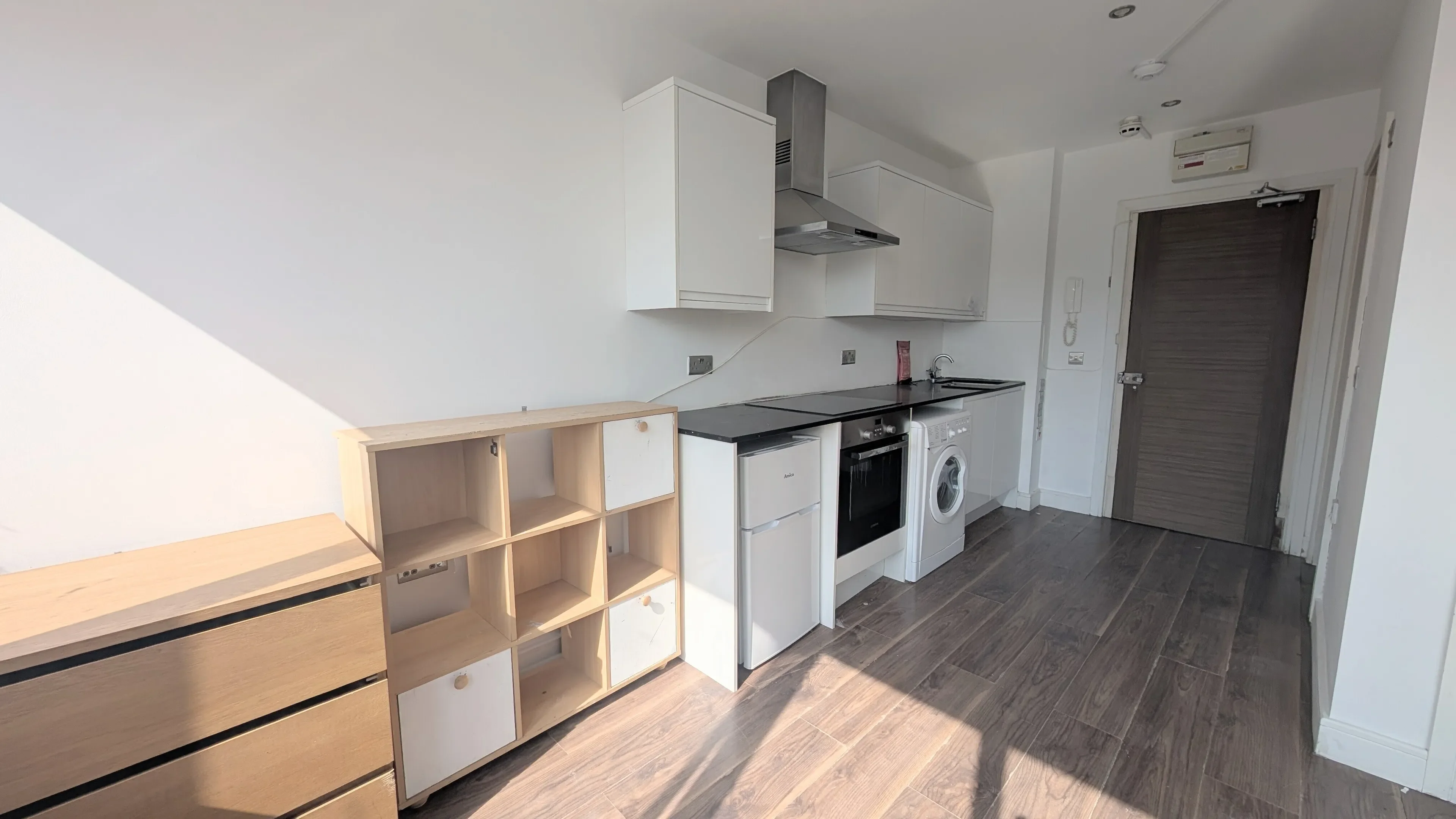 Flat Elmgrove Road in Greater London