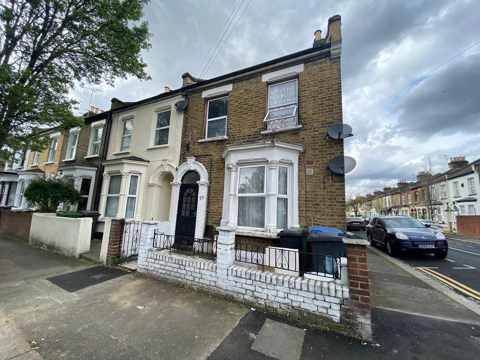 Flat Cary Road in Greater London