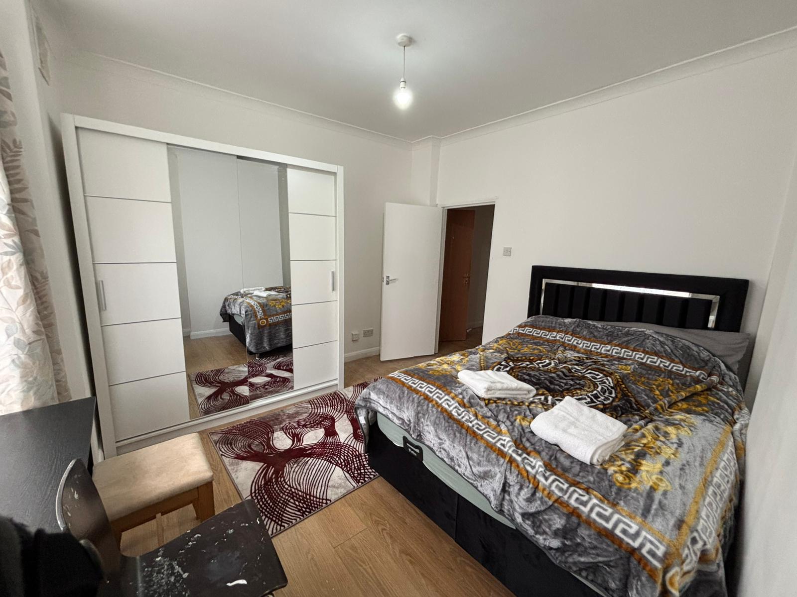 Flat Cary Road in Greater London