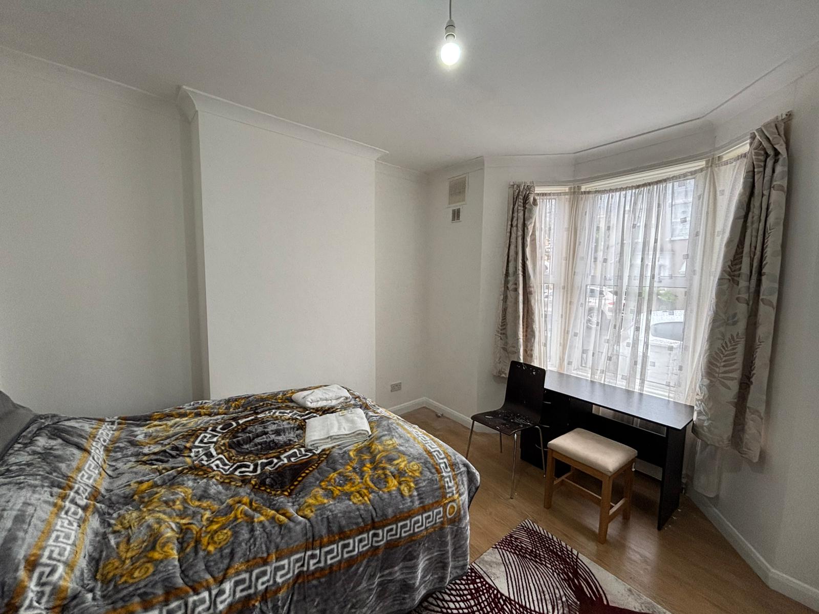 Flat Cary Road in Greater London