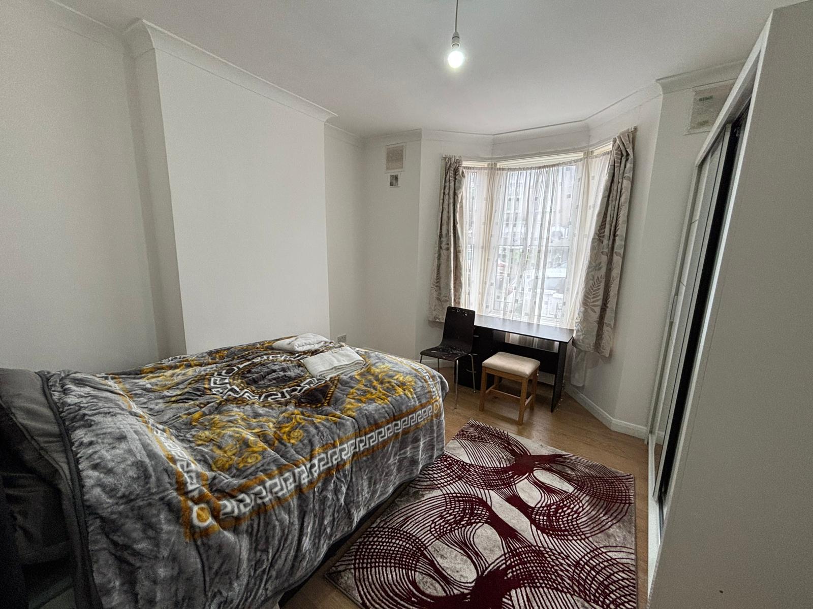 Flat Cary Road in Greater London