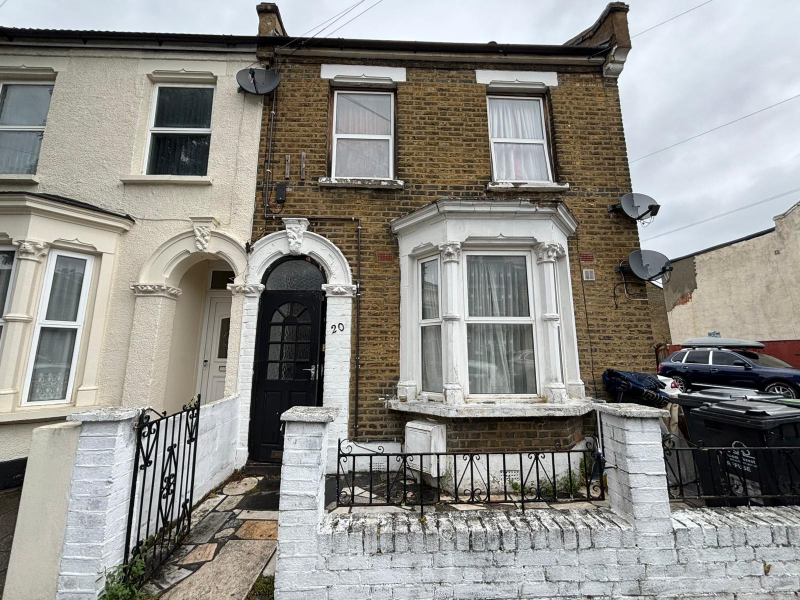 Flat Cary Road in Greater London