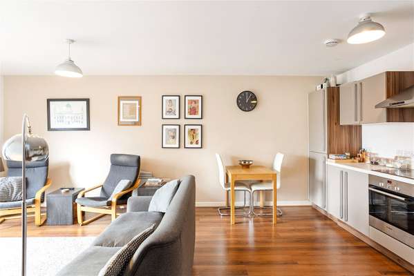 Flat Sillavan Way in Salford
