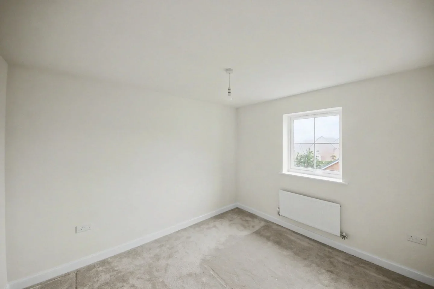 Flat Ingatestone Road in Greater London