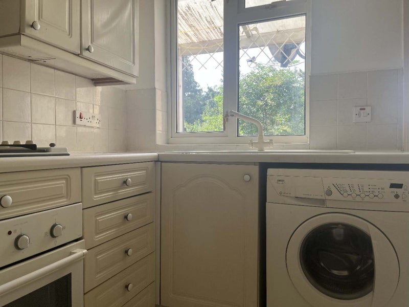 Room Connell Crescent in Greater London