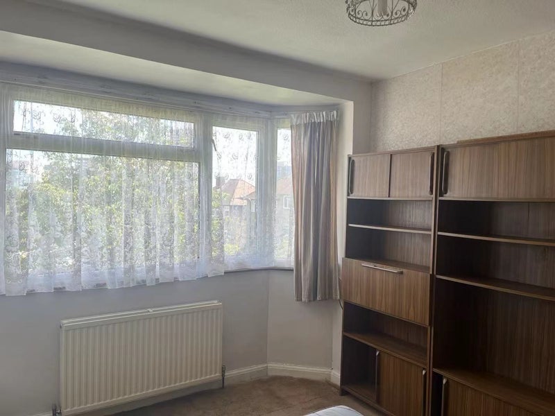 Room Connell Crescent in Greater London