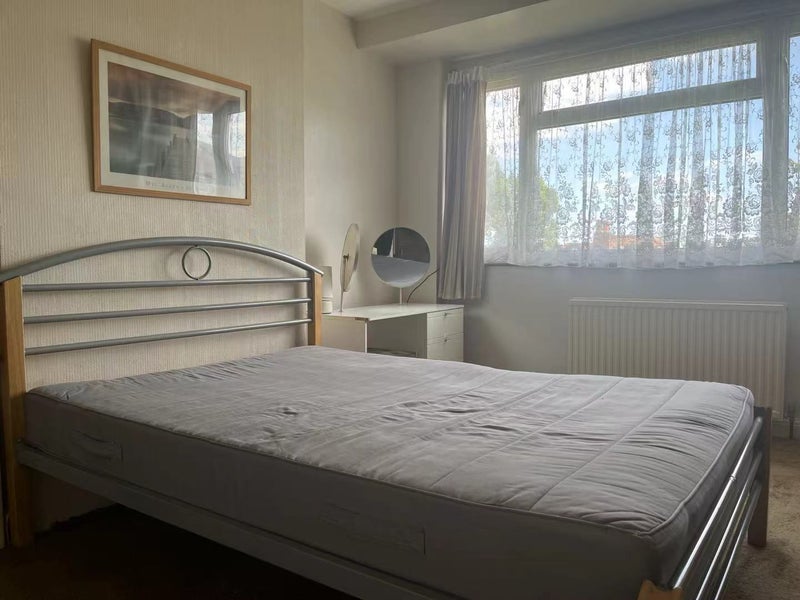 Room Connell Crescent in Greater London