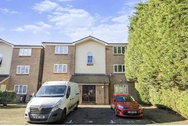Flat Turnberry Court in Three Rivers