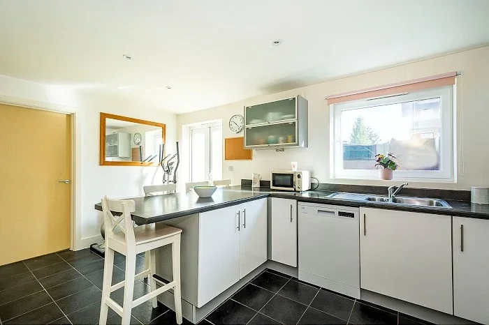 Room Wraysbury Drive in Greater London