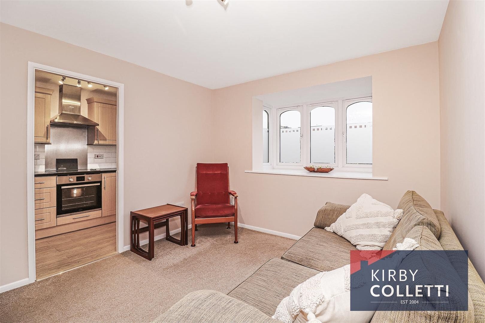 Flat Linwood Crescent in Greater London