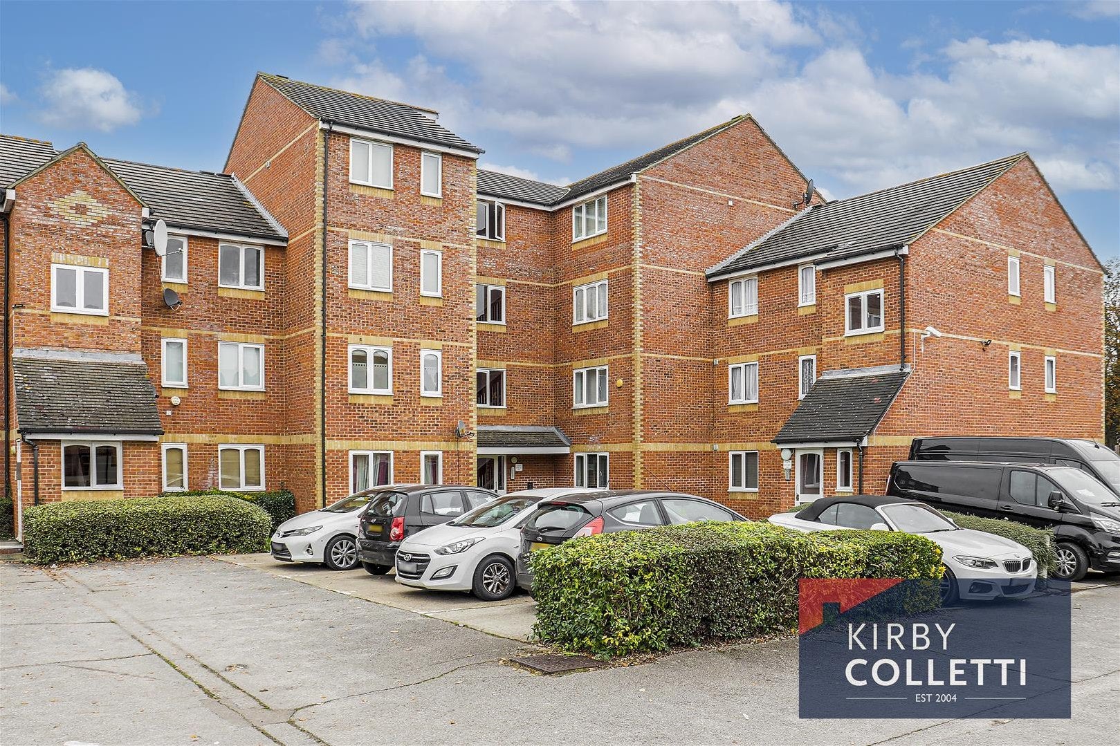 Flat Linwood Crescent in Greater London