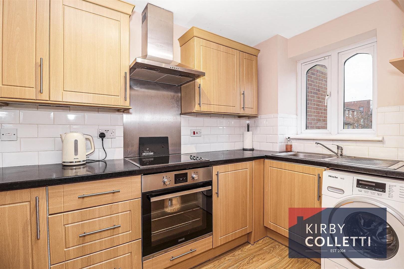 Flat Linwood Crescent in Greater London
