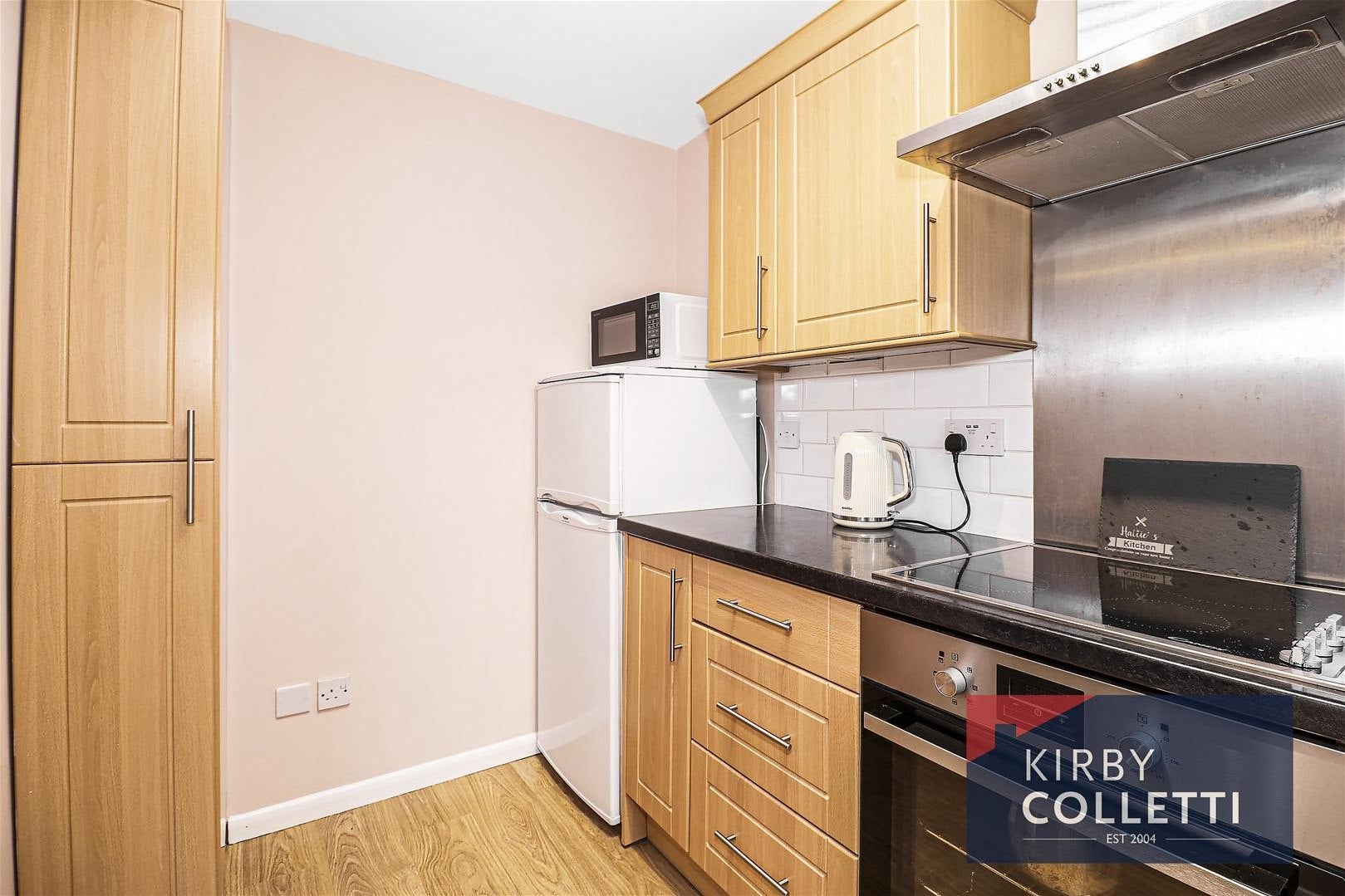 Flat Linwood Crescent in Greater London