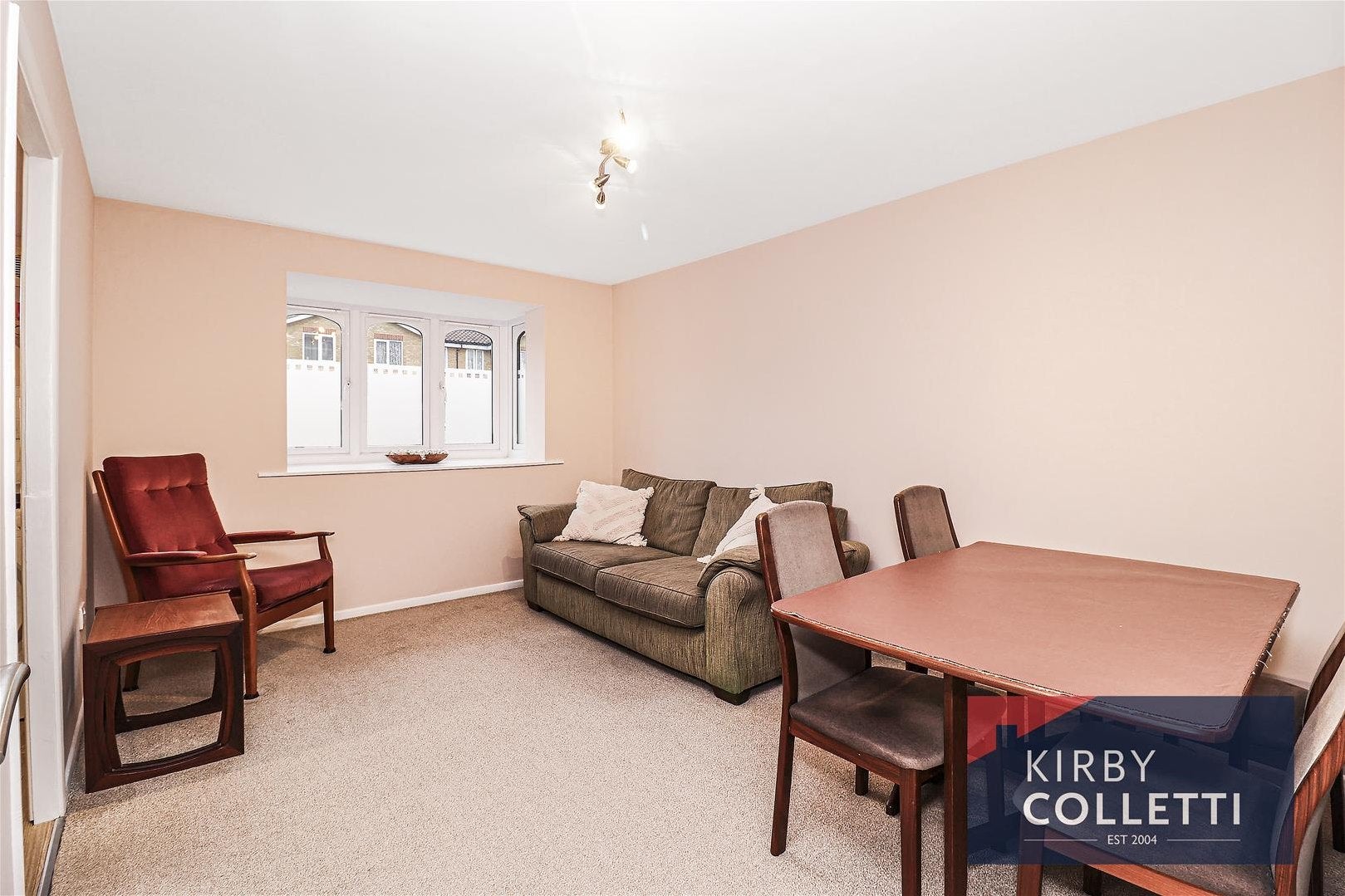 Flat Linwood Crescent in Greater London