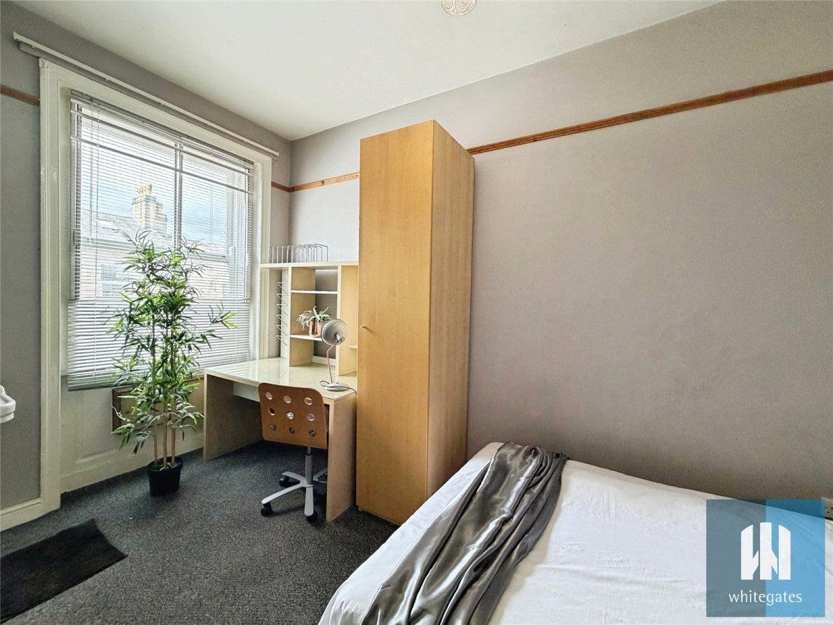 Room Fitzwilliam Street in Kirklees