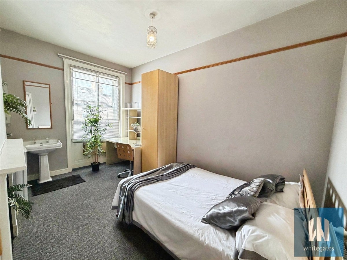 Room Fitzwilliam Street in Kirklees
