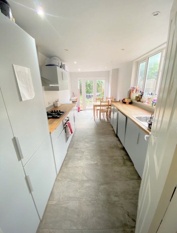 Room Warwick Road in Greater London