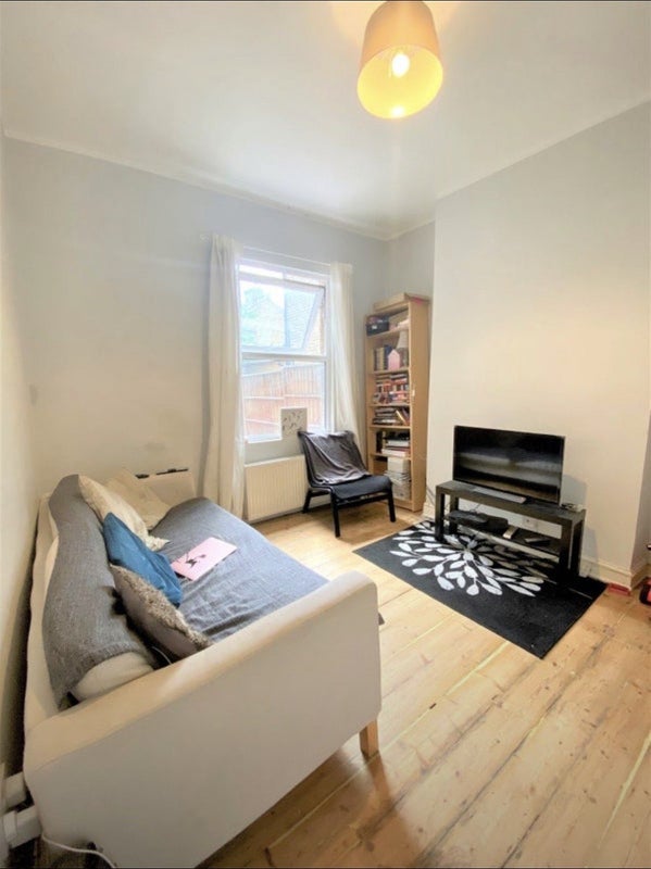 Room Warwick Road in Greater London