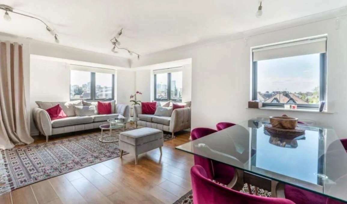 Flat Hirst Crescent in Greater London