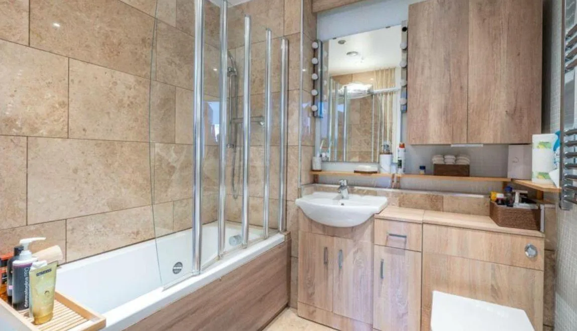 Flat Hirst Crescent in Greater London