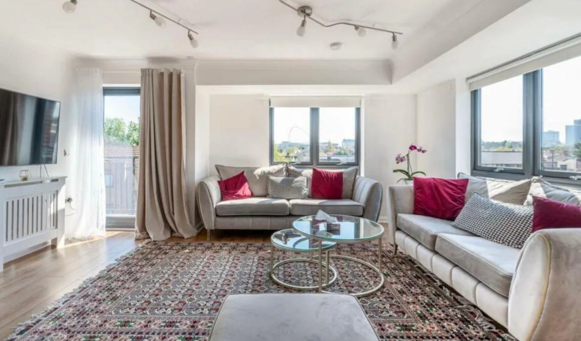 Flat Hirst Crescent in Greater London
