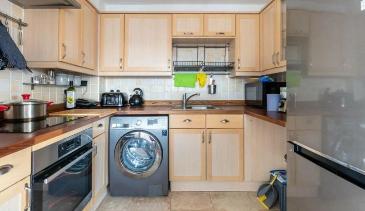 Flat Hirst Crescent in Greater London