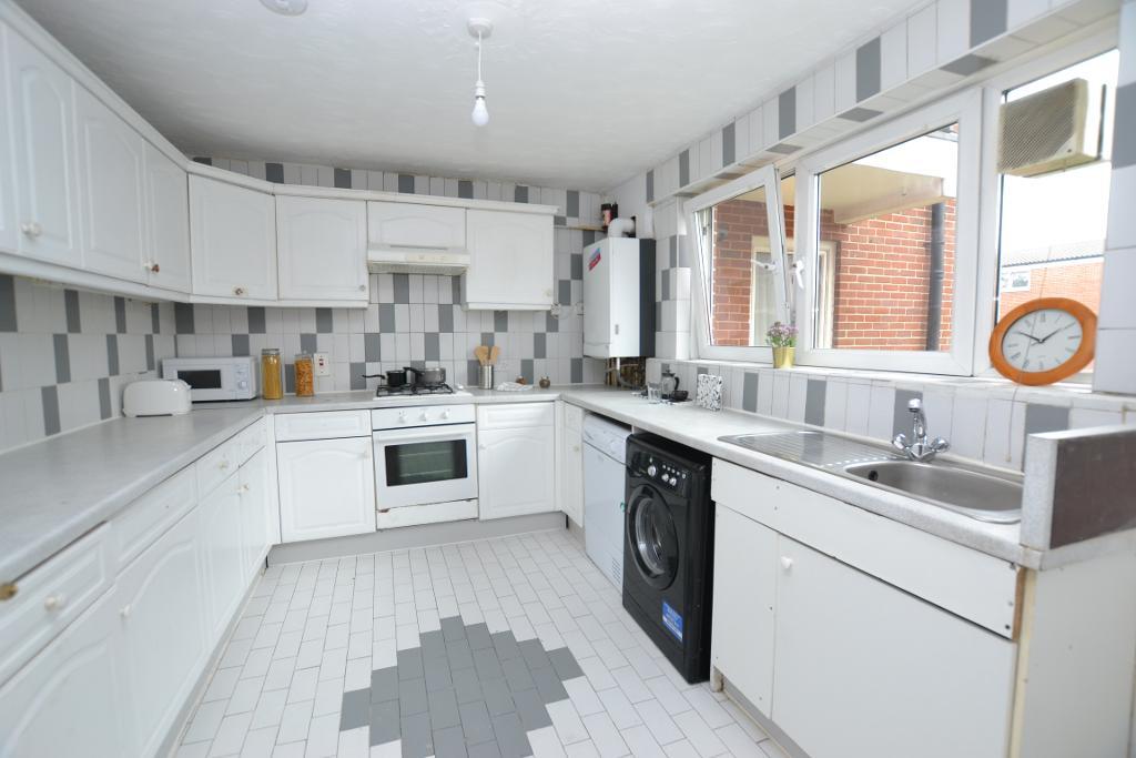 Room Leven Road in Greater London