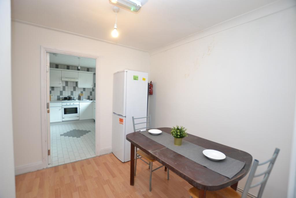 Room Leven Road in Greater London