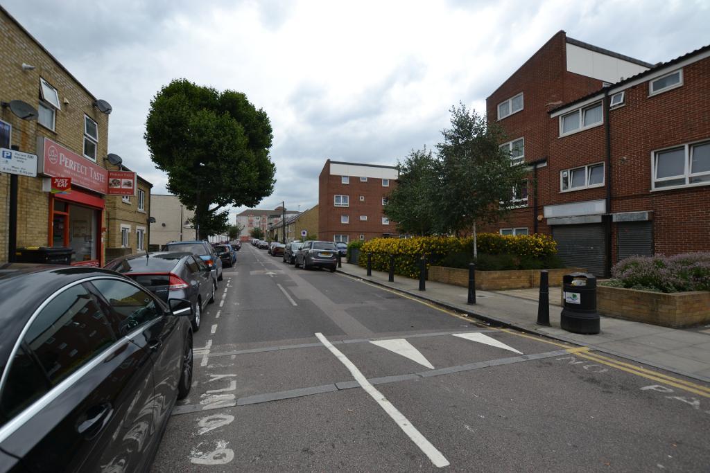 Room Leven Road in Greater London