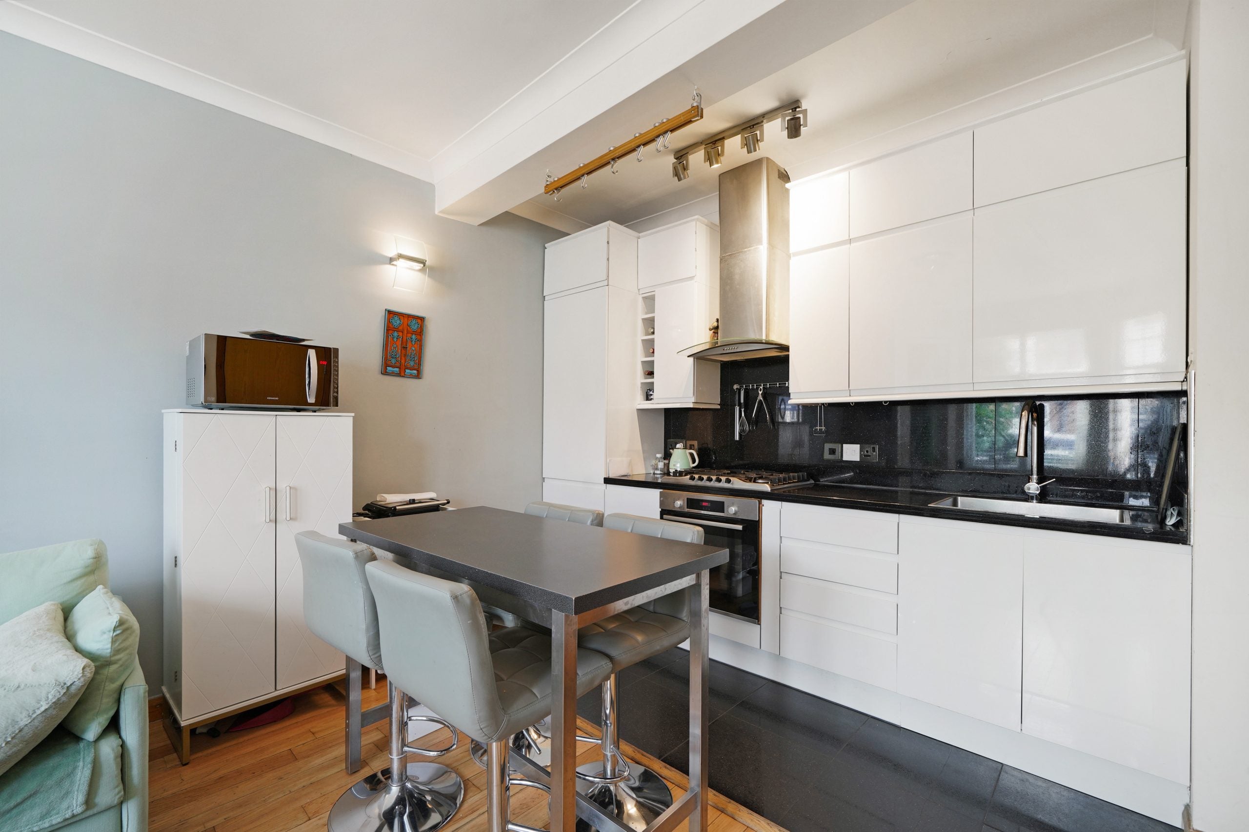 Flat St. James's Cottages in Greater London