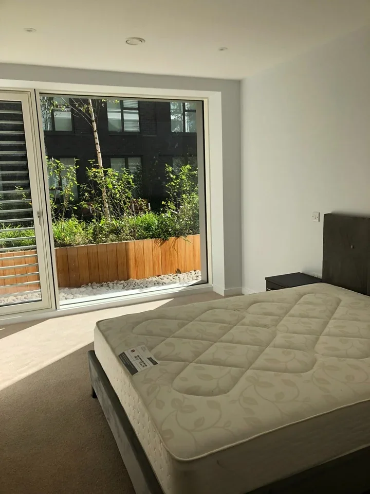 Flat Deacon Street in Greater London