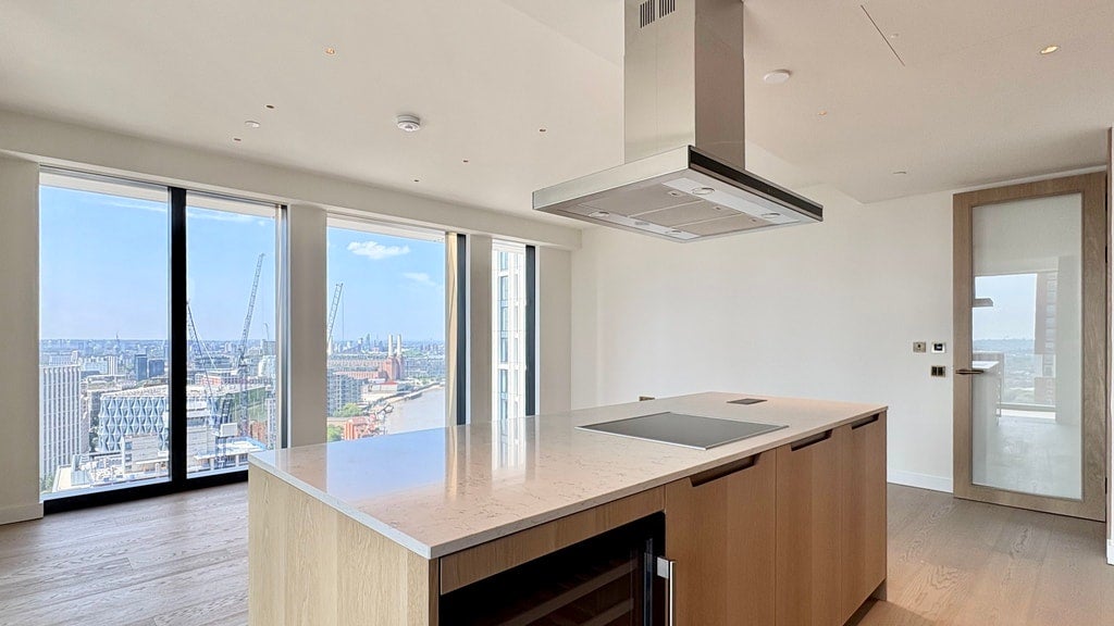 Flat Nine Elms Lane in Greater London