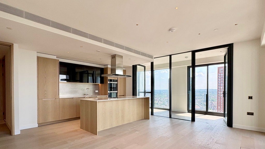 Flat Nine Elms Lane in Greater London