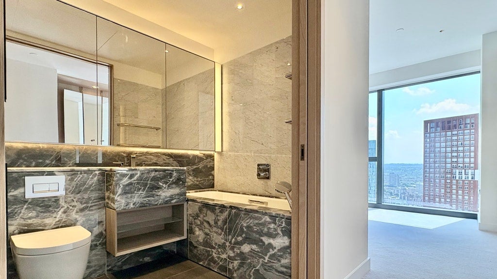 Flat Nine Elms Lane in Greater London