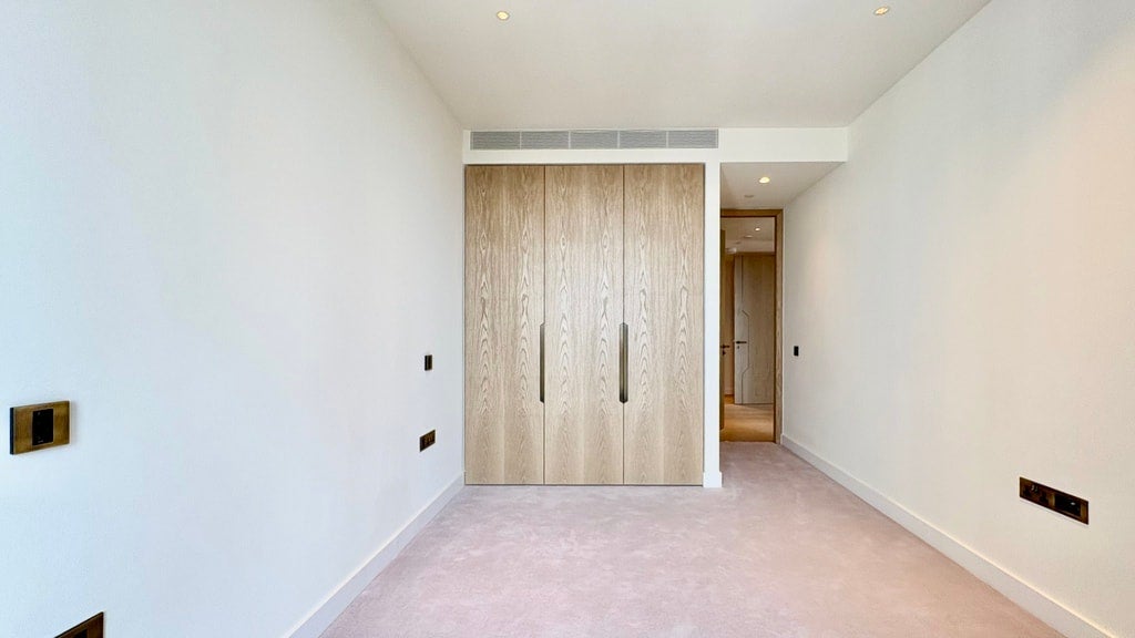 Flat Nine Elms Lane in Greater London