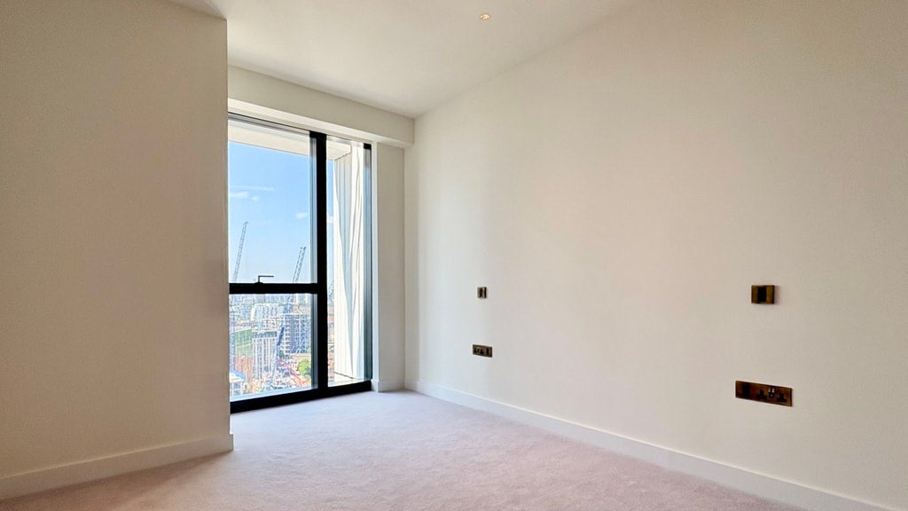 Flat Nine Elms Lane in Greater London