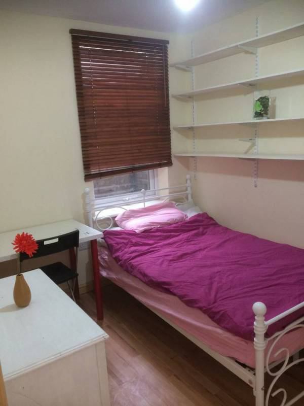 Room Courtenay Road in Greater London