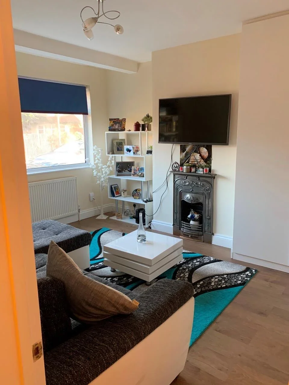 Flat Kimble Road in Greater London