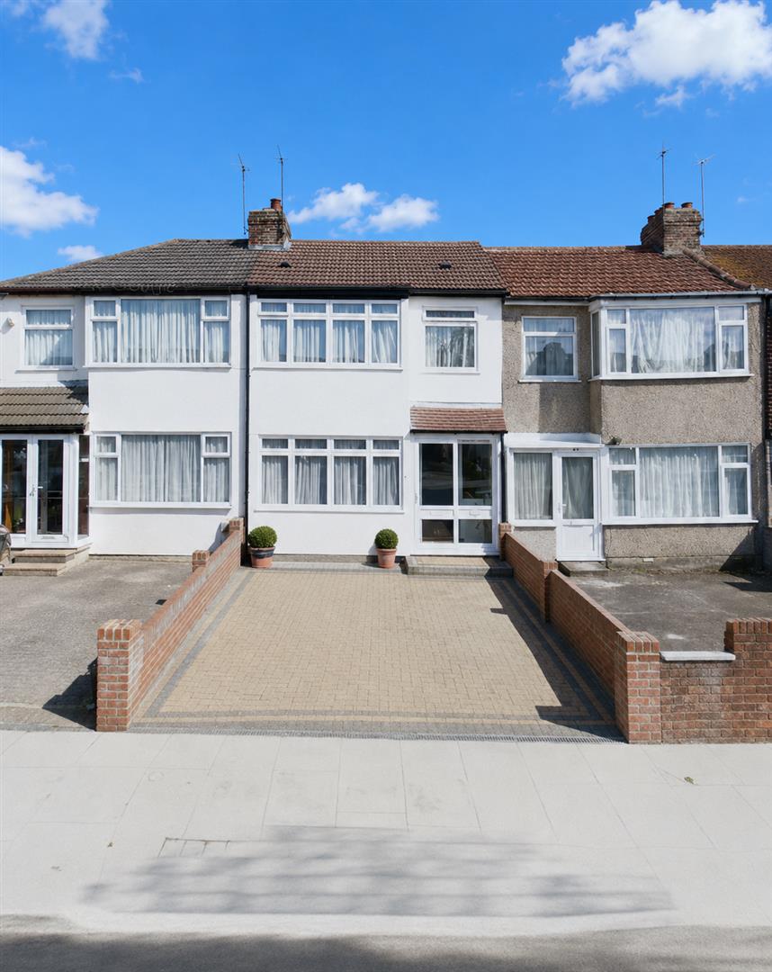 House Albany Park Avenue in Greater London