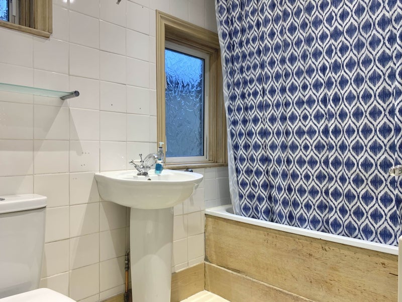 Room Macfarlane Road in Greater London