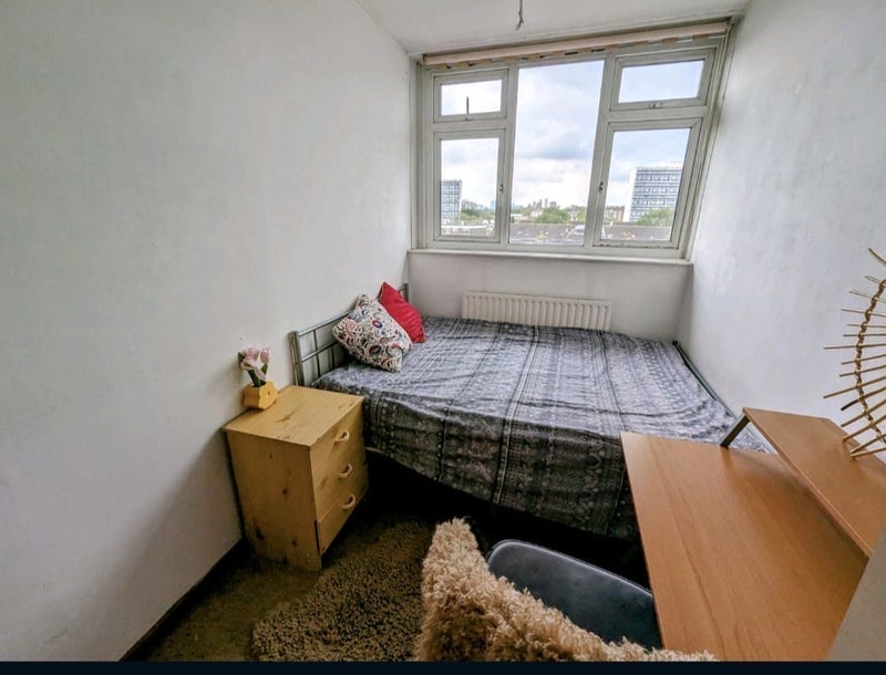Room Hassett Road in Greater London